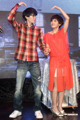 组图：方大同来台发片 郭采洁热情站台