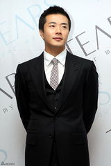 高清：权相佑(权相宇)化妆品店开业 媒体粉丝云集现混乱