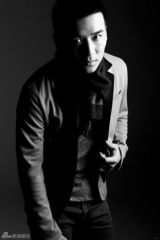 组图：魏千翔拍黑白时尚大片 绅士范秀温暖笑容