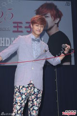 组图：JPM王子撇绯闻女友杨丞琳提前庆生