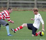 组图：威廉王子与弟弟哈里踢球 成对手大方拥抱