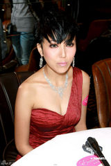 组图：阿娇阿SA合体出席珠宝展 姐妹花大方谈情