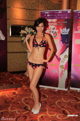 组图：中国小姐穿比基尼现身 现场为泰国灾民打气