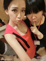 组图：陈乔恩高举相机自拍 露黑色内衣秀乳沟