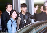 组图：金秀贤抵京亲切挥手 粉丝机场苦等一路追