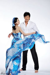 高清图：刘冬新娘装登封面 俏皮表情秀甜美性感