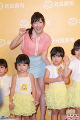 组图：AKB48渡边麻友访港大送飞吻 与粉丝握手