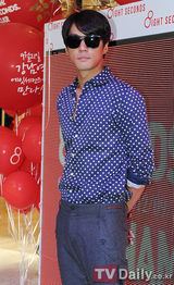 组图：韩星Secret黄静茵等亮相品牌开业典礼