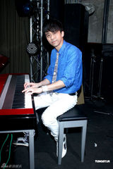 组图：光良为台湾小型演唱会彩排苦练琴艺