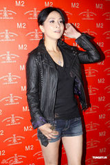 组图：刘嘉玲亮相上海 皮衣搭配牛仔短裤秀美腿