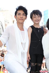 组图：汪东城蔡旻佑台北为电视原声带签唱