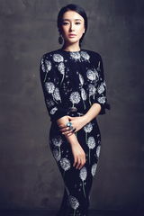 组图：秦岚登《风尚志》封面 气质冷艳魅惑夺目