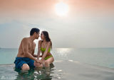 组图：关颖着白裙与未婚夫度假 海滩甜蜜亲吻