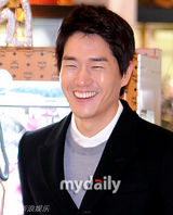 组图：韩国演员刘志泰出席首尔慈善公益活动