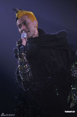 组图：梁汉文香港红馆开唱 圈中好友齐助阵