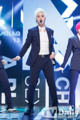 组图：AfterSchool大跳钢管舞 EXO变身狼少年