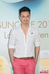 组图：连诗雅被碰手臂尴尬 罗仲谦心态好引女友