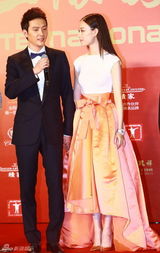 组图：冯绍峰倪妮情侣档现身 羞涩接吻