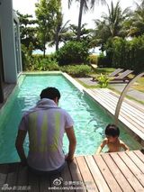 组图：微镜头下的小小志 呆萌可爱完胜童颜老爸