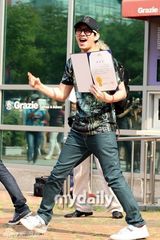 组图：SJ金希澈退役获表彰 表情开心抛飞吻