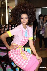 组图：林嘉绮霹雳娇妻装扮抢眼 与老公尚在蜜月期