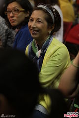 组图：何韵诗上海酷帅开唱 获母亲台下助阵