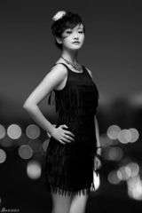 组图：秦子涵拍摄黑白大片 修身短裙时尚性感 