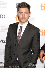 组图：《不顾一切》首映 扎克-埃夫隆西装帅气