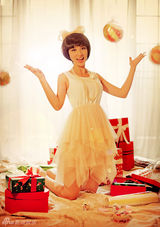 组图：张萌玩转圣诞大礼 白衣甜香萌点十足