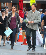 组图：刘玉玲《基本演绎法》片场 干练演绎女版华生