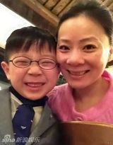 组图：华少爱子照片曝光 5岁米乐活泼可爱