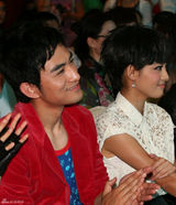 高清图：张晓晨红装上阵旺桃花 与搭档暧昧咬耳朵