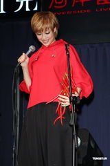 组图：容祖儿睽违11年台北开唱 一身大红烧乌龟