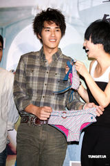 幻灯图：桂纶镁为新片造势 承诺票房创新高穿比基尼