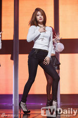 组图：SHINee回归打榜军服风帅气 女团露腰秀腿