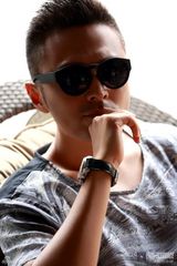 组图：于小伟登杂志封面 时尚大片自显真章