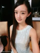 组图：女子酷似杨幂  网友直呼傻傻分不清