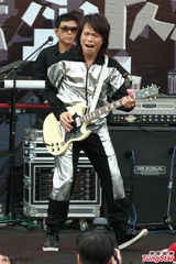 组图：伍佰冒冷风开唱 上百歌迷同欢