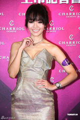 高清图：侯佩岑展现难得性感 大秀右手订婚戒指