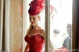 组图:乌玛-瑟曼红色礼服拍年历 戴礼帽爆乳性感