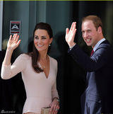 组图：威廉夫妇访澳洲 凯特王妃大玩DJ显亲民