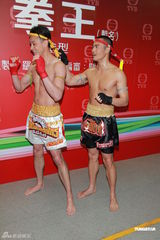 组图：《拳王》记者会 郑嘉颖黄浩然裸上身秀肌肉