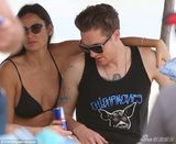 组图:51岁黛米-摩尔新欢曝光 亲密咬耳激情难挡