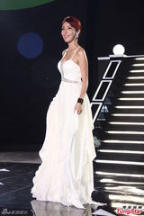 组图：孙耀威西装亮相新剧 杨谨华露背低胸礼服