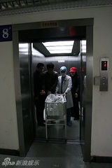 幻灯图：郭晓冬北京得子 新晋星爸“偷”看白羊宝贝