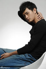 组图：型男王雨拍摄新写真 慵懒魅惑秀男人性感