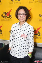 组图：周笔畅香港宣传新专辑 自嘲说话慢半拍