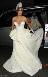 组图：Lady Gaga身穿白纱亮相伦敦 对镜大献飞吻