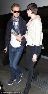 组图：安妮海瑟薇蜜月后现身机场 紧贴老公秀恩爱