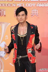 组图：周杰伦红黑西服亮相红毯 大走复古风